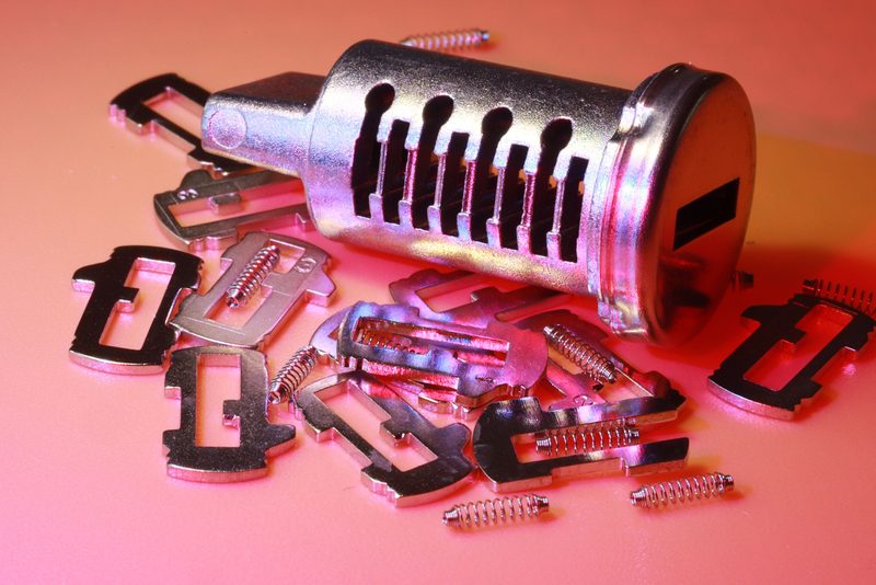 Metallbaugruppen und Beschläge – Montage bei APOOL WERKE (Illustrationsfoto)